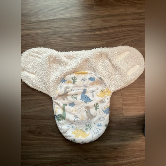 Petite L’Amour for Baby Dinosaur Print Sherpa Swaddle Blanket OS - Picture 4 of 6